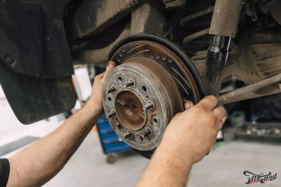 Установили на Toyota Land Cruiser Prado усиленную тормозную систему Brembo